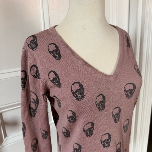 Philosophy Women’s Cashmere Blend Muted Pink Skull Print V-Neck Sweater Small - Picture 2 of 13